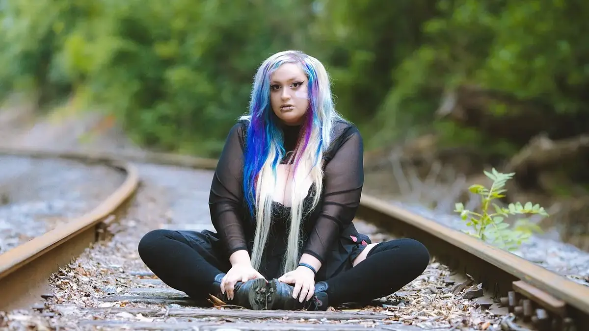 Fryzura emo damska – styl, kolory i krok po kroku