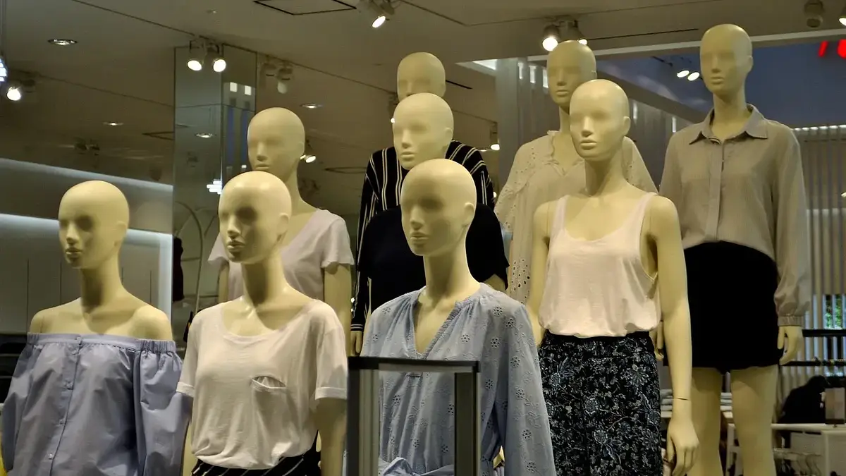 Jak wybrać idealną bluzkę do pracy? Modne i wygodne fasony 2