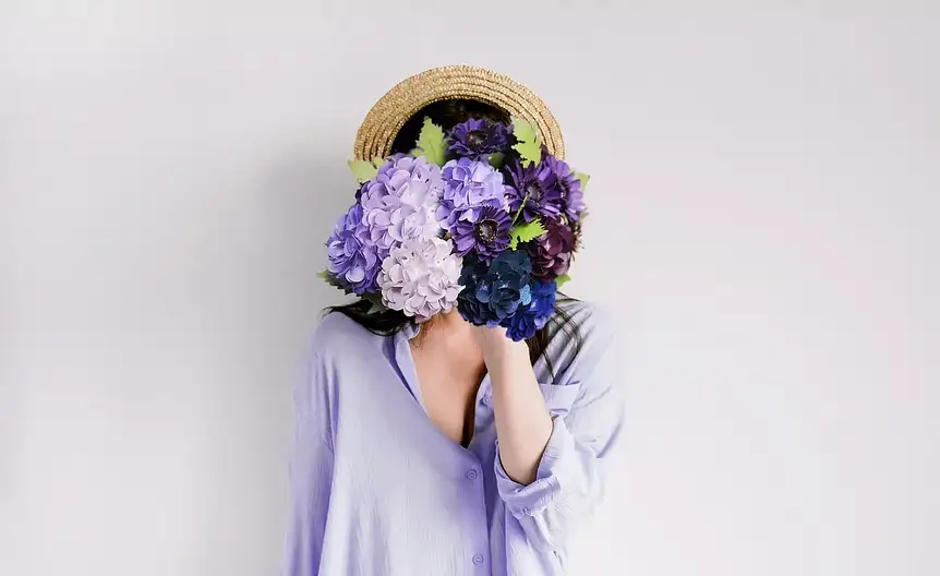 Nowoczesne bluzki do pracy z falbankami i asymetrycznym wykończeniem