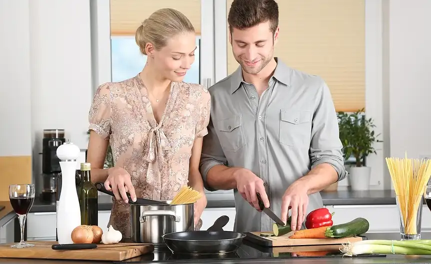 Proces przygotowania salatki w sloikach z warstwami skladnikow