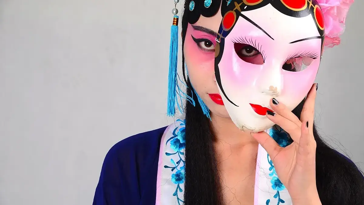 Jak się ubrać do opery? Elegancki dress code i styl 2025