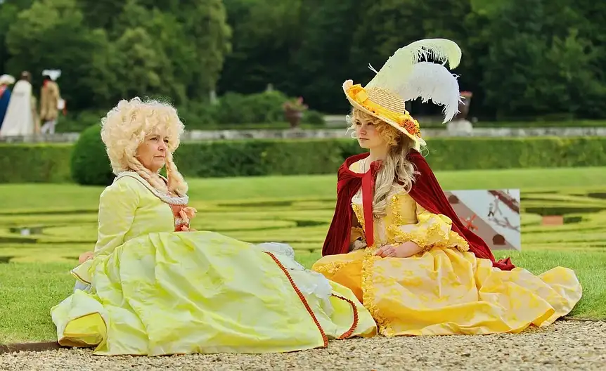 Elegancki damski garnitur z jedwabną bluzką i stylowymi dodatkami