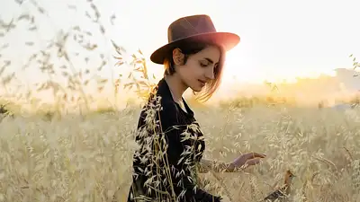 Wygolone boki i tył przy długich włosach – modny trend 2023