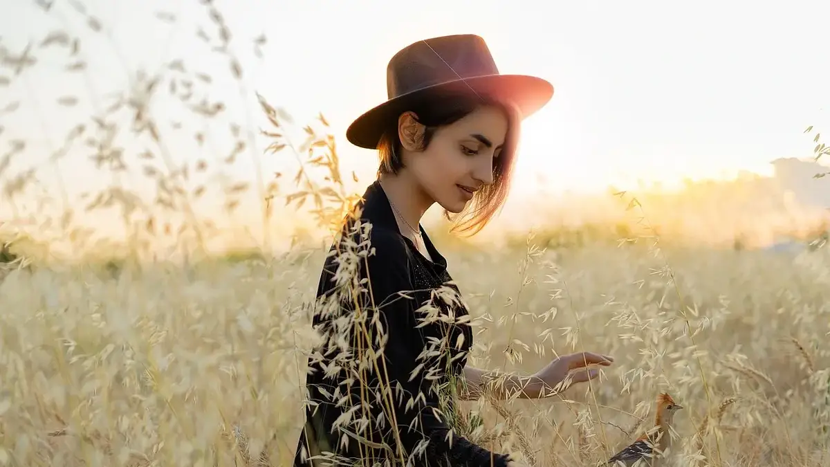 Wygolone boki i tył przy długich włosach – modny trend 2023