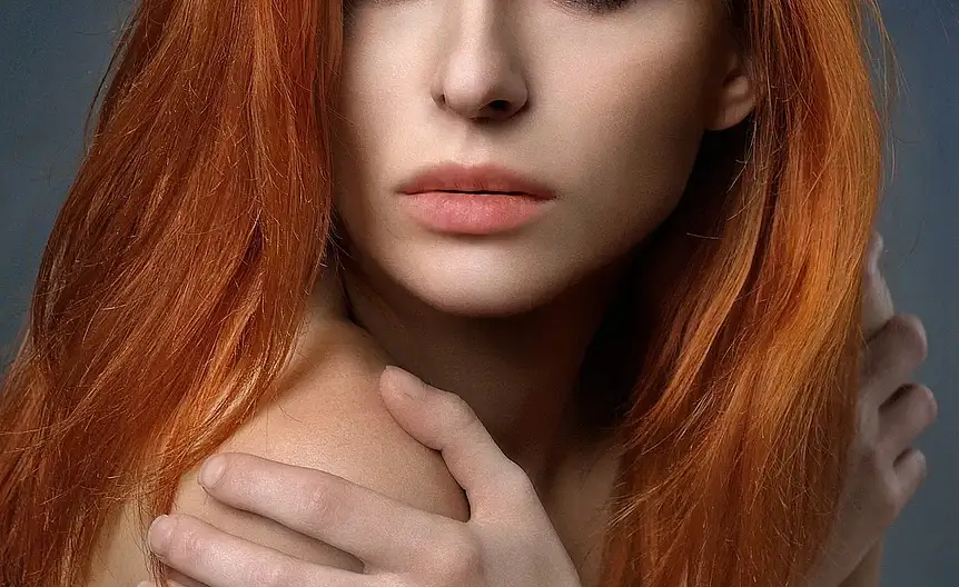 Dlugie wlosy z lokami i wygolonymi partiami