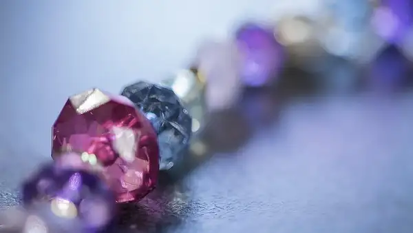 Ametyst: znaczenie, właściwości i zastosowanie kamienia