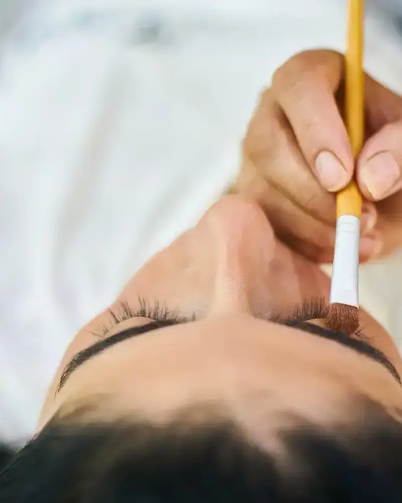 Jak tuszować rzęsy na dłuższe i gęstsze? Sprawdzone techniki