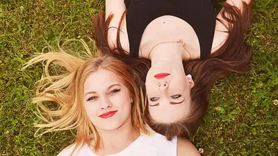 Miłe słowa dla przyjaciółki – wzruszające cytaty i pomysły