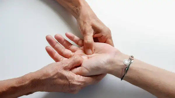 Nadpotliwość dłoni: przyczyny, objawy i skuteczne metody lec