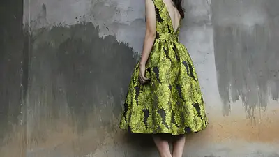 Sukienki z odkrytymi plecami – elegancja i komfort latem