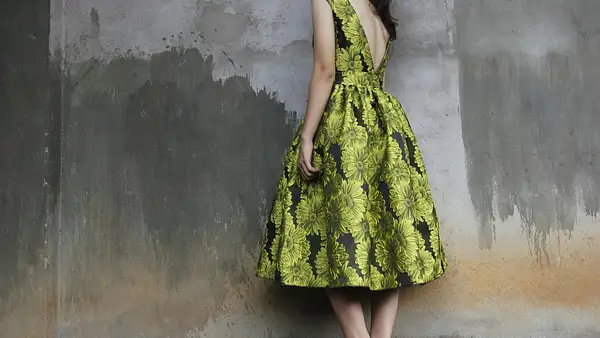 Sukienki z odkrytymi plecami – elegancja i komfort latem