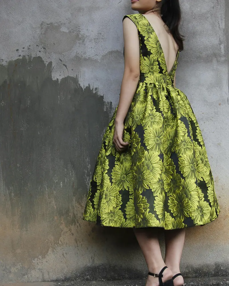 Sukienki z odkrytymi plecami – elegancja i komfort latem