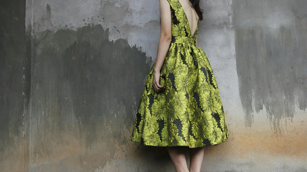 Sukienki z odkrytymi plecami – elegancja i komfort latem