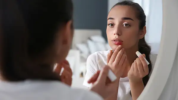 Makijaż ust – jak dobrać kolor i trwałą szminkę?