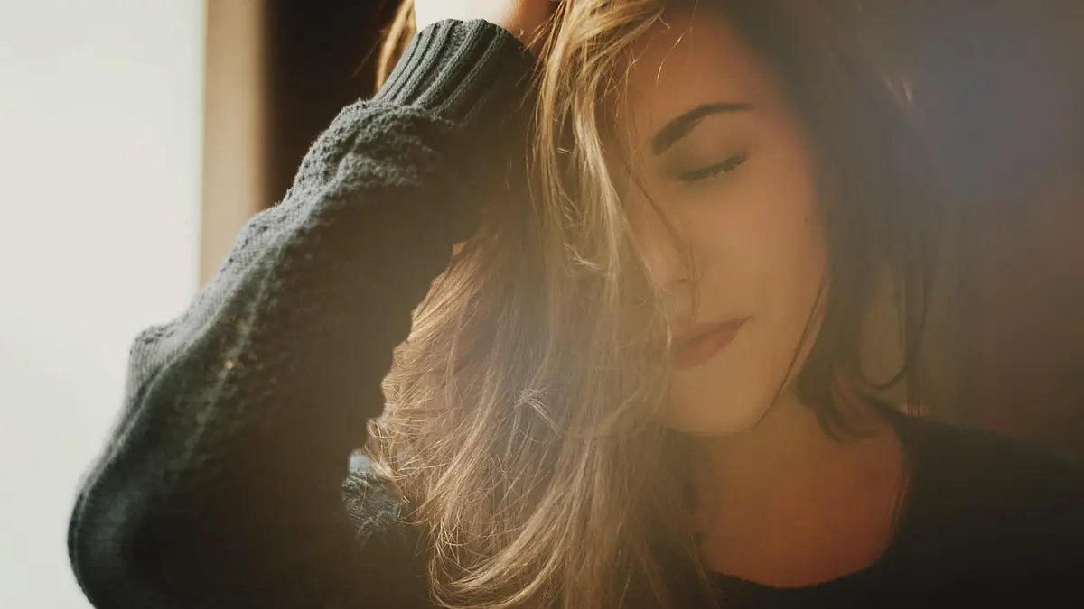 Przetłuszczające się włosy: skuteczne metody pielęgnacji i p