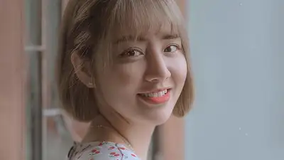 Jak upinać krótkie włosy modnie i stylowo – poradnik 2024