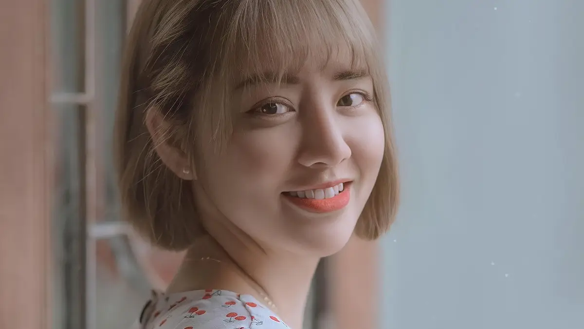 Jak upinać krótkie włosy modnie i stylowo – poradnik 2024