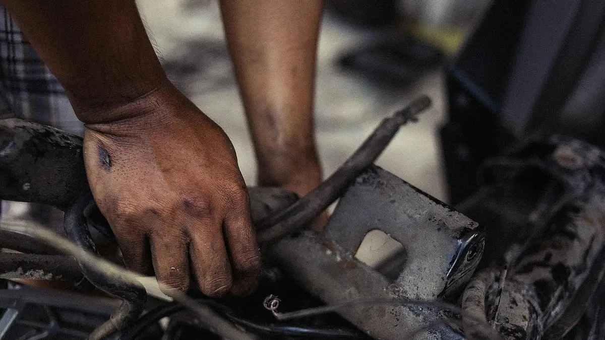 Jak wyczyścić mocno zabrudzone dłonie? Skuteczne metody i po
