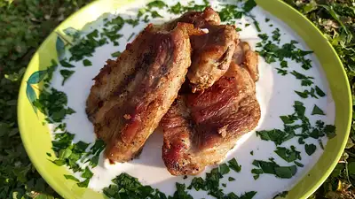 Karkówka pieczona z pieczarkami – przepis na miękkie mięso