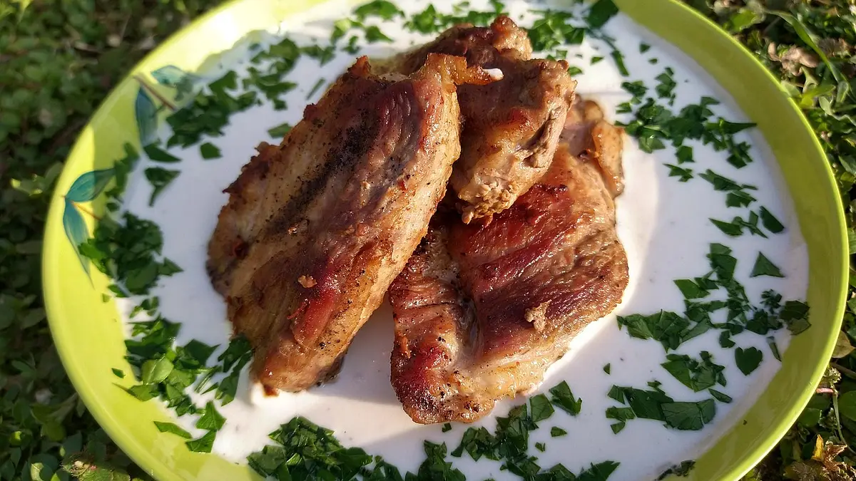 Karkówka pieczona z pieczarkami – przepis na miękkie mięso