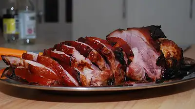 Szynka z piekarnika – przepis na soczystą i aromatyczną piec