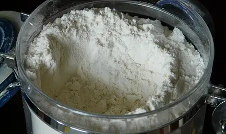 250 gram mąki ile to szklanek? Łatwe przeliczenie kuchenne