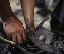 Czym wyczyścić mocno zabrudzone dłonie? Odkryj skuteczne spo