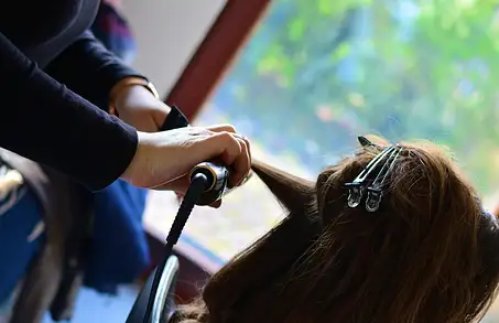 Jak farbować włosy z odrostem, żeby efekt wyglądał naturalni