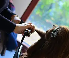 Jak farbować włosy z odrostem, żeby efekt wyglądał naturalni